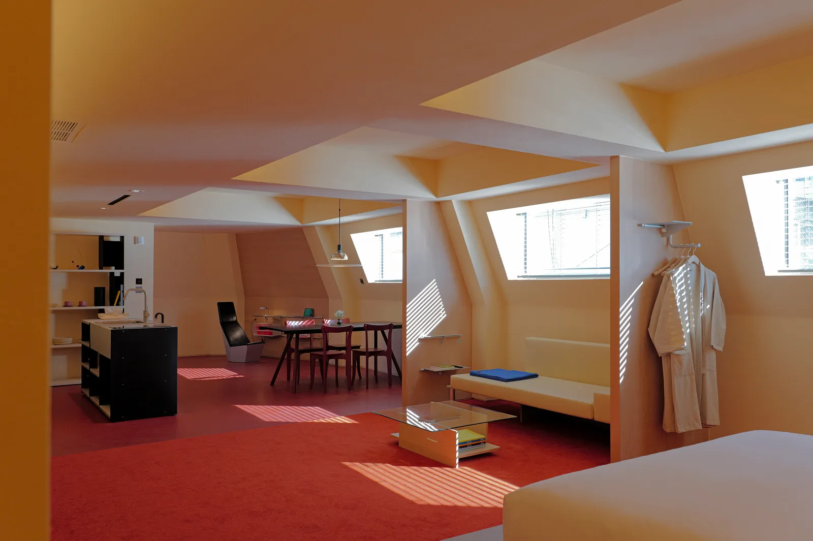 Không gian nội thất loft Seoul hiện đại với ánh sáng tự nhiên tràn ngập