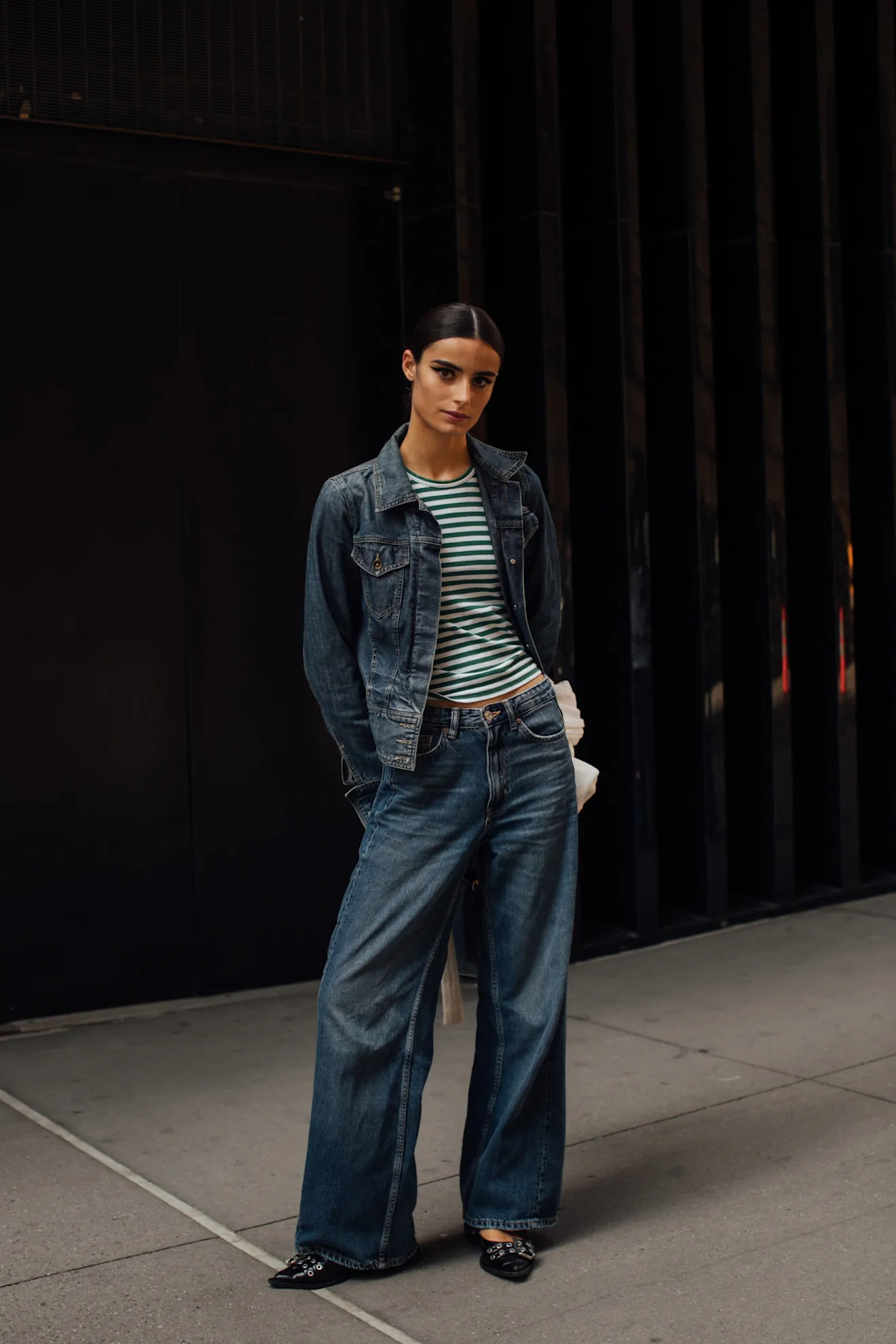Công thức double denim với áo sọc và loafers mùa thu 2026