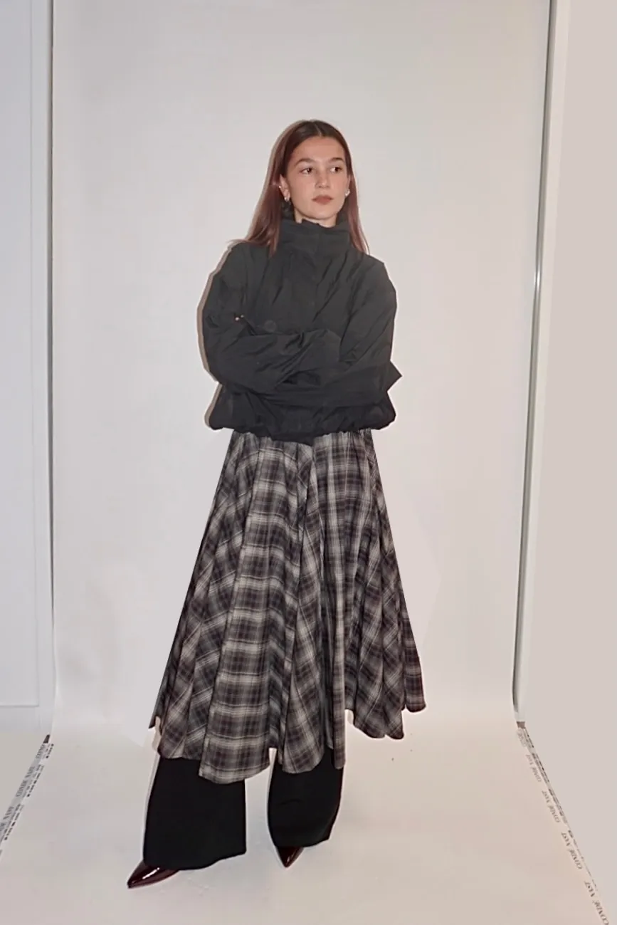 Xu hướng layering váy ngoài quần độc đáo