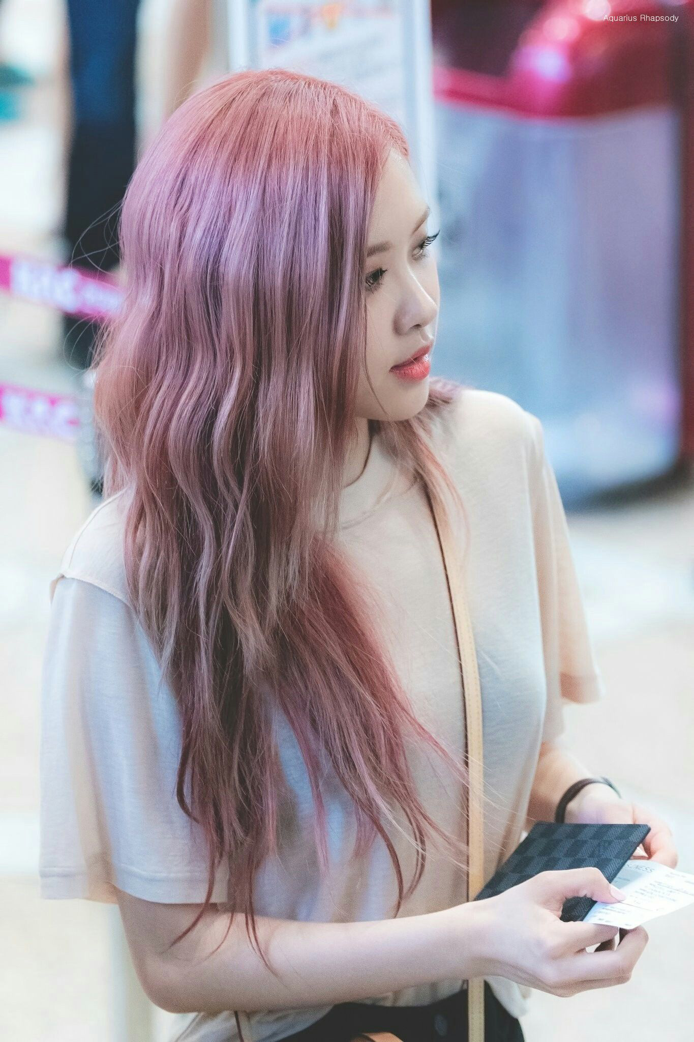 Rosé BLACKPINK với màu hồng tối minimalist