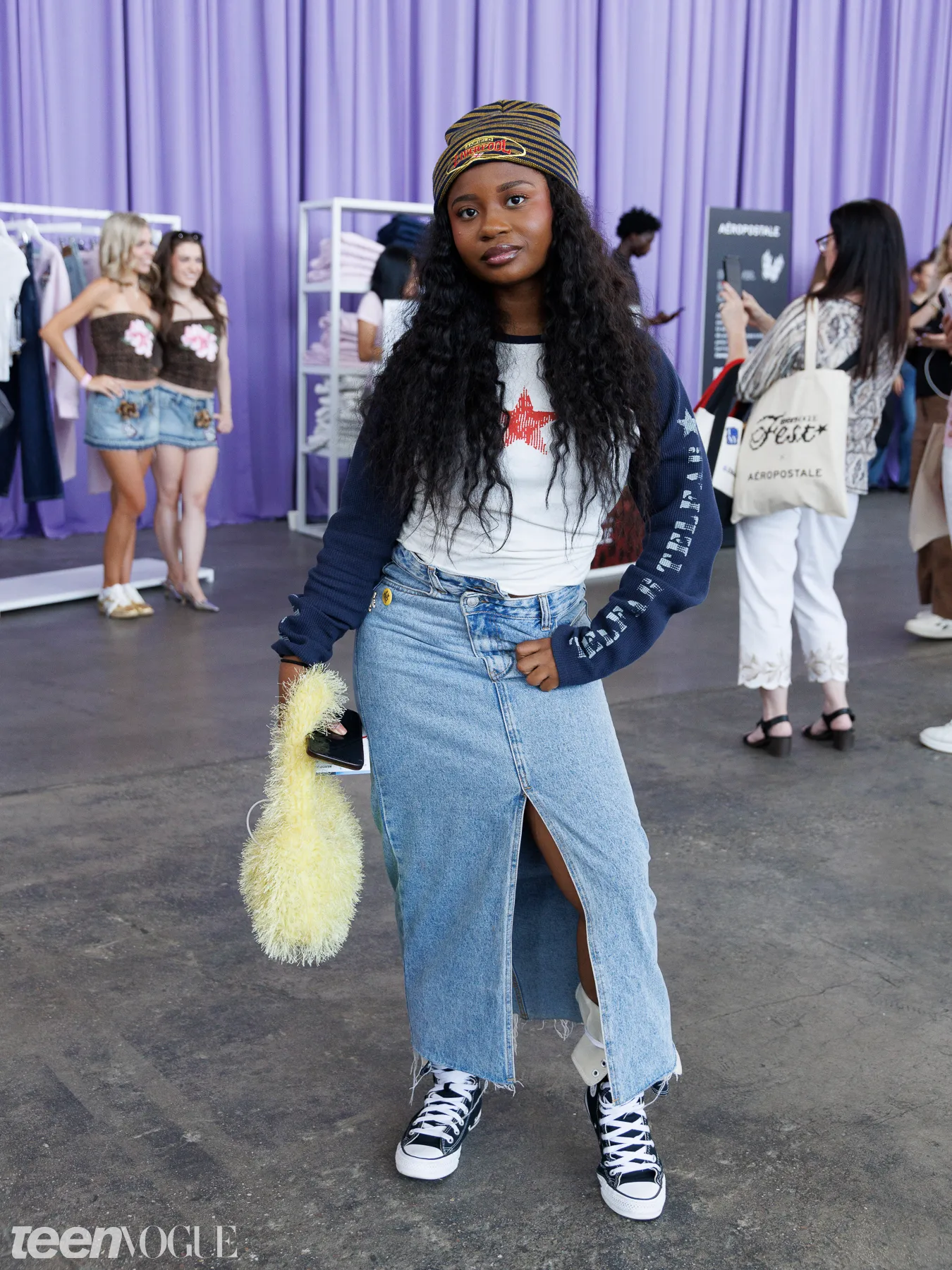 Khách mời Teen Vogue Fest 2026 diện áo bóng chày và chân váy maxi denim