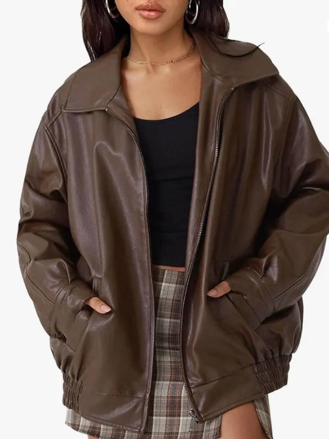 Áo khoác da oversized phối chân váy xếp ly tạo tương phản mùa thu