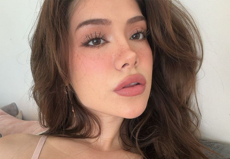 Gò má hồng phớt nhẹ