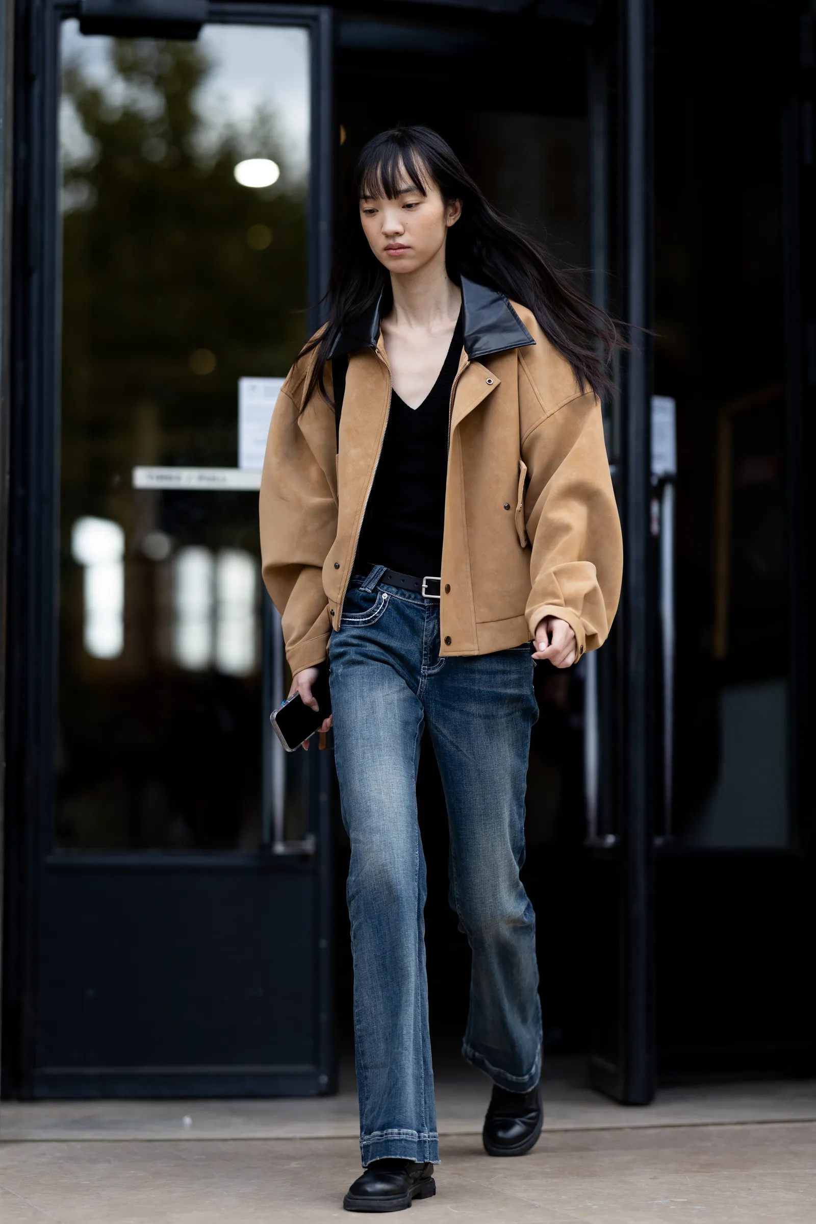 Áo V-neck phối quần jeans theo phong cách mùa đông hiện đại