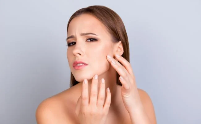 Soi kiểm tra vùng da dầu bằng giấy thấm dầu