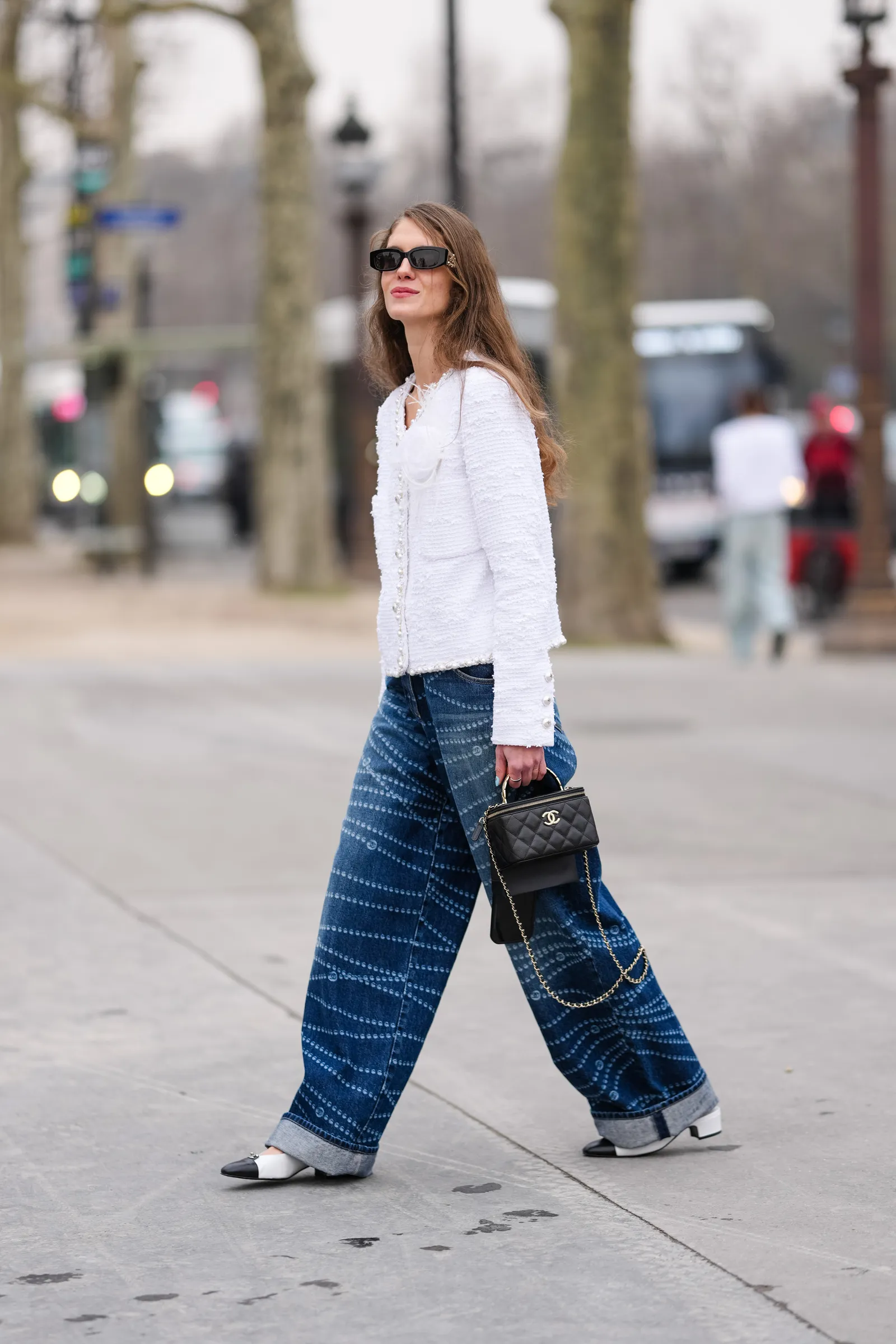 Áo blouse trắng viền broderie phối quần jeans barrel-leg