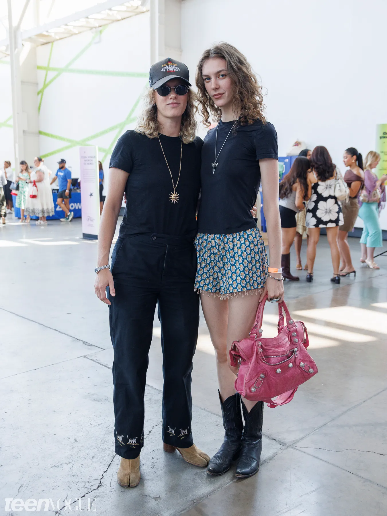 Khách mời Teen Vogue Fest 2026 diện áo thun với quần họa tiết và boots