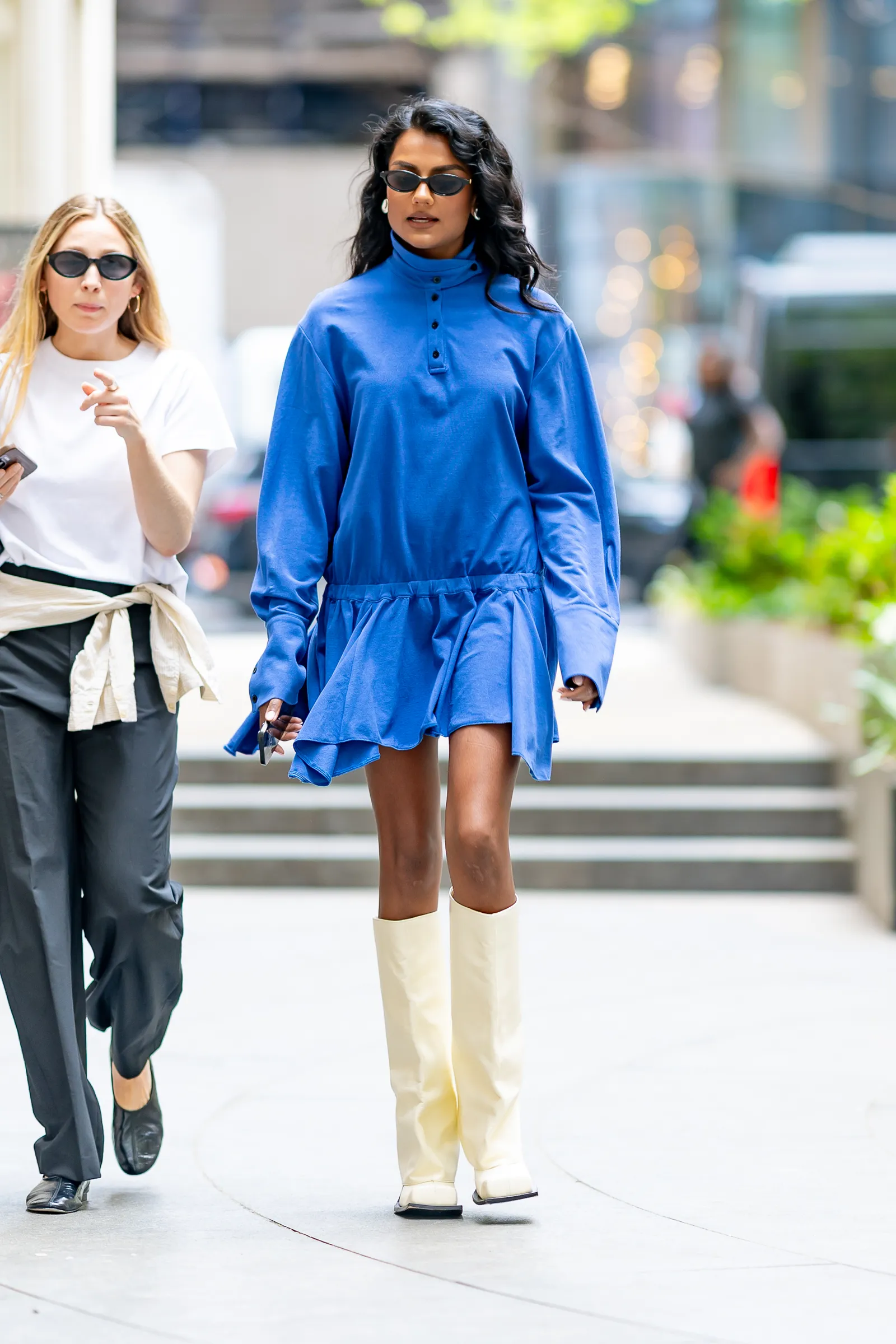 Phong cách phối đồ thời thượng cùng quần shorts denim cạp cao của Simone Ashley
