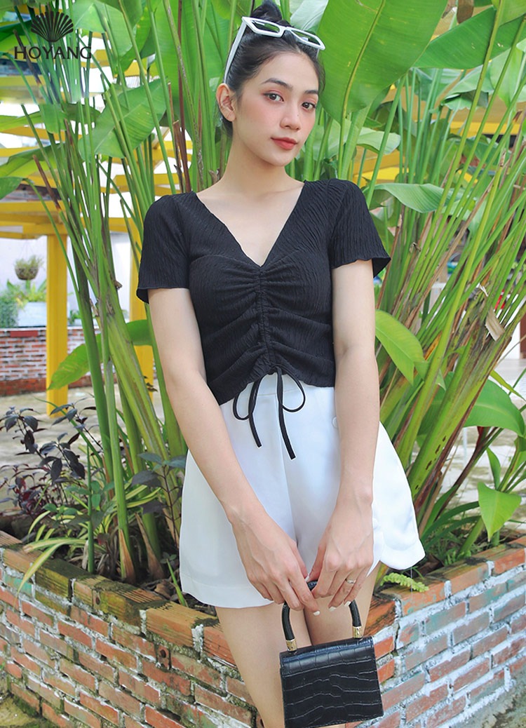 Áo thun trắng họa tiết hoa nổi