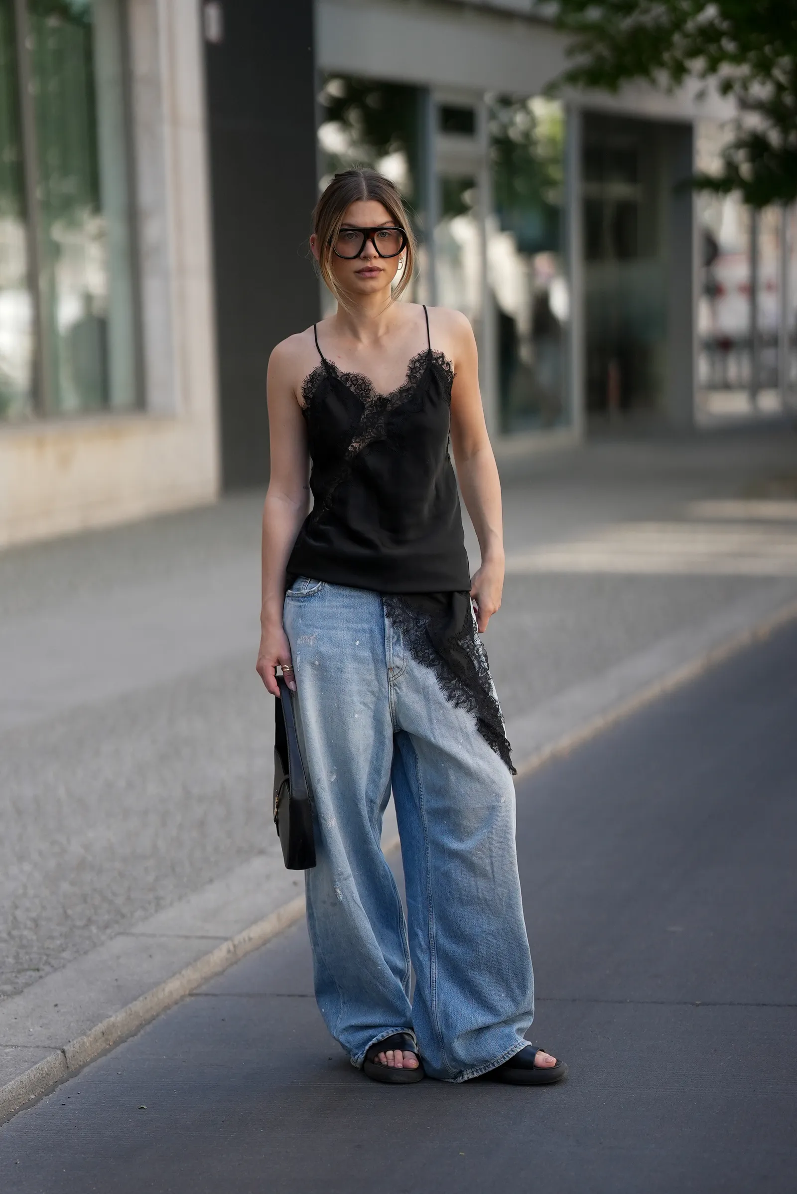 Áo satin phối quần denim