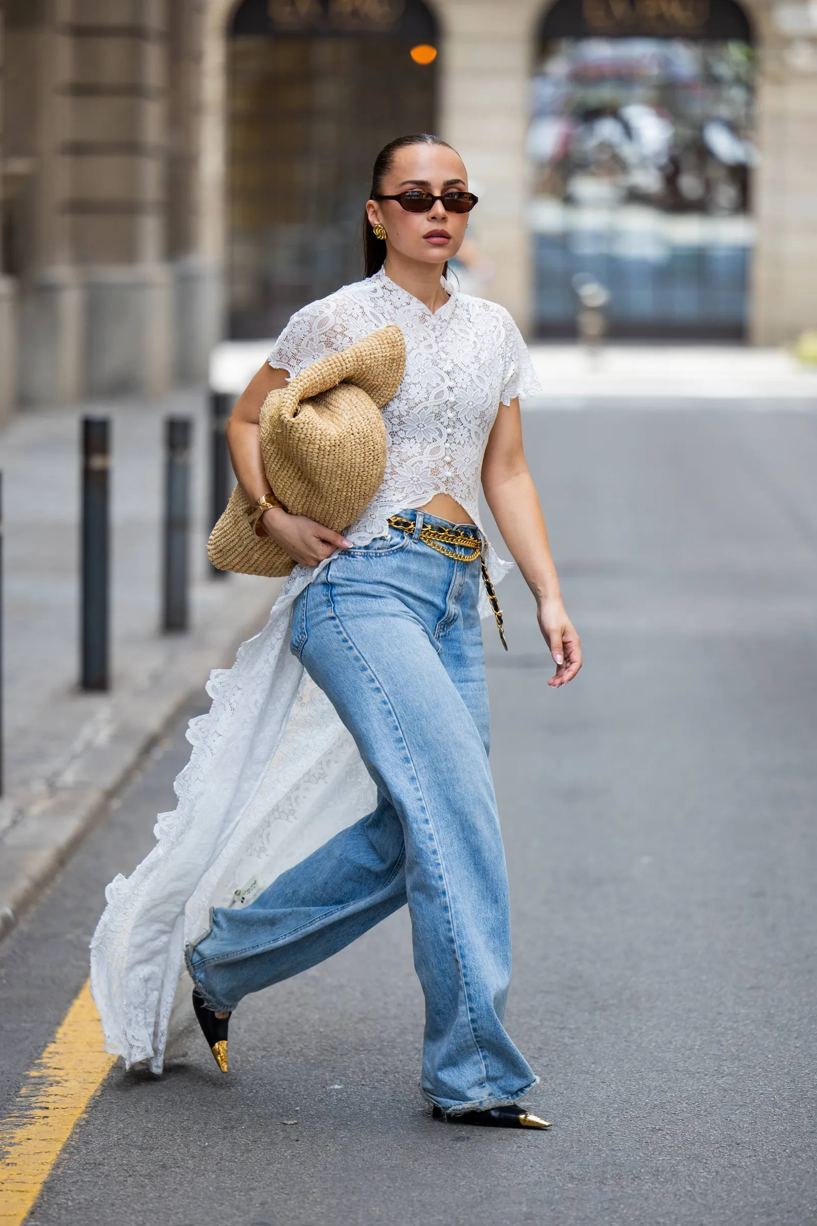 Jeans ống loe kết hợp áo blouse trắng dài trên phố