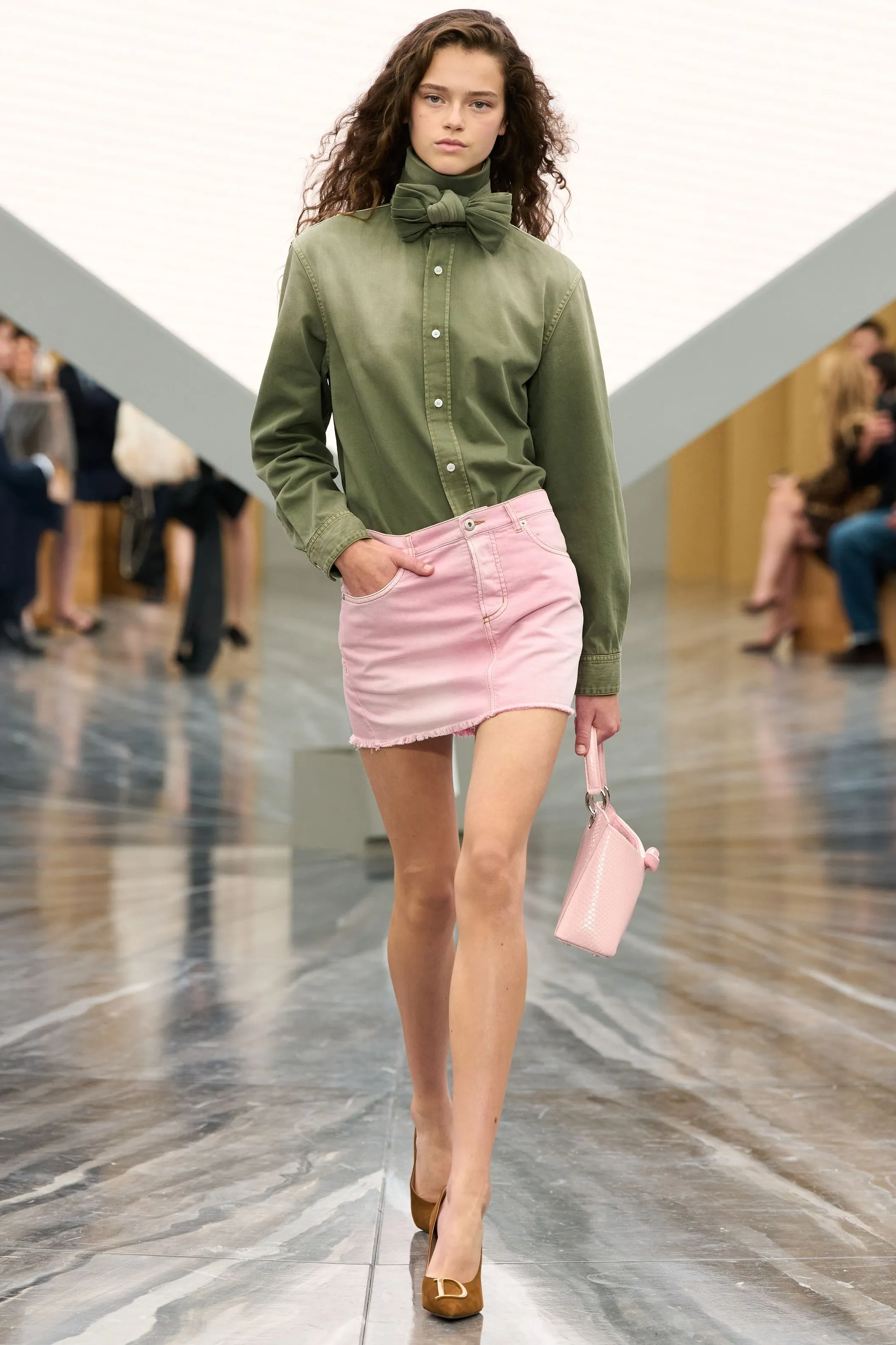 Trang phục xuân hè với áo khoác khaki và điểm nhấn hồng phấn tạo cảm giác hiện đại