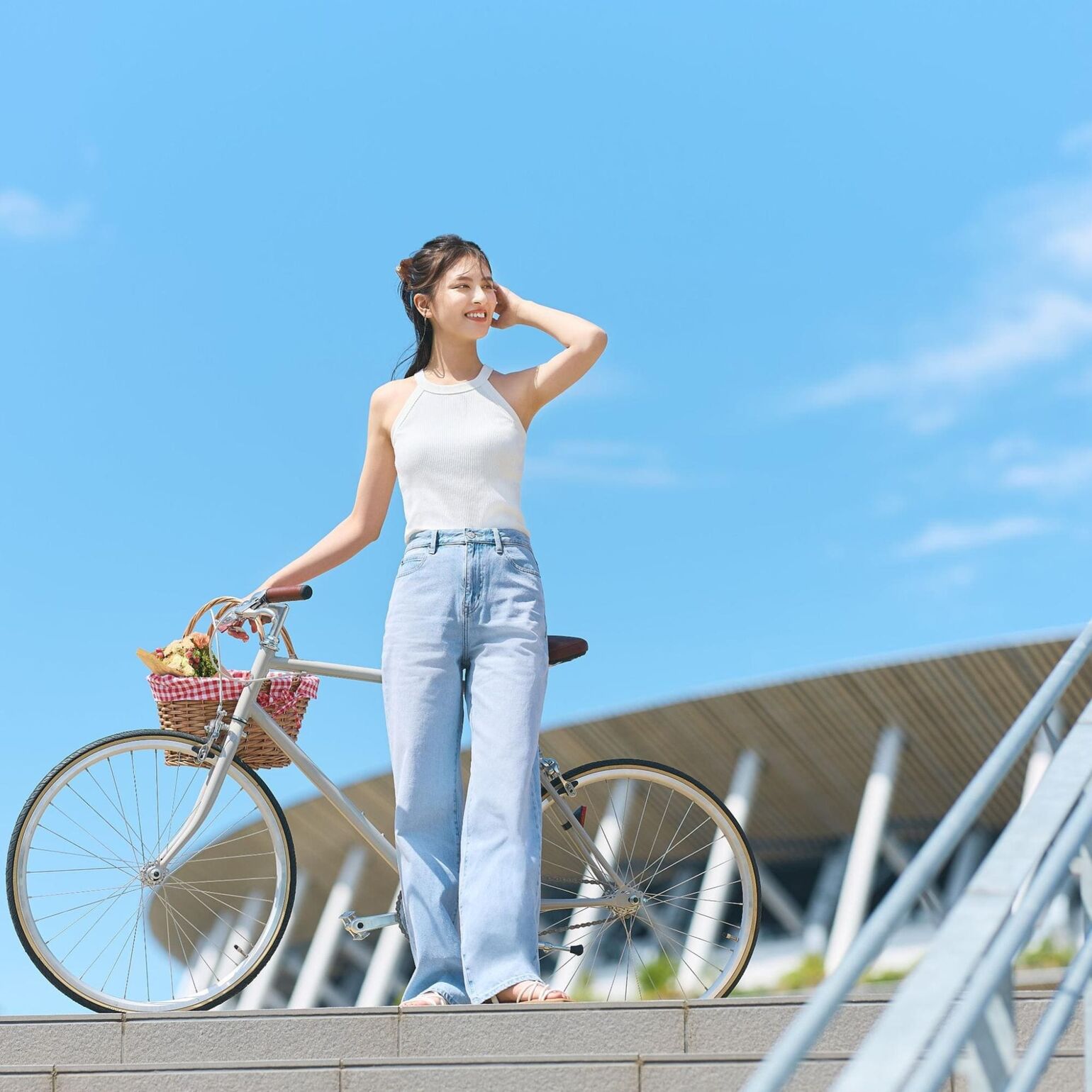 Cách phối đồ nữ với áo hai dây, áo tay bồng và áo len