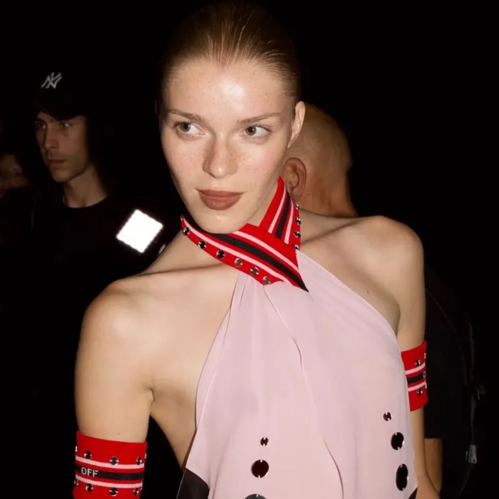 Người mẫu trang điểm môi nâu lì thập niên 90 tại New York Fashion Week – xu hướng làm đẹp 2026 gợi cảm, cá tính.