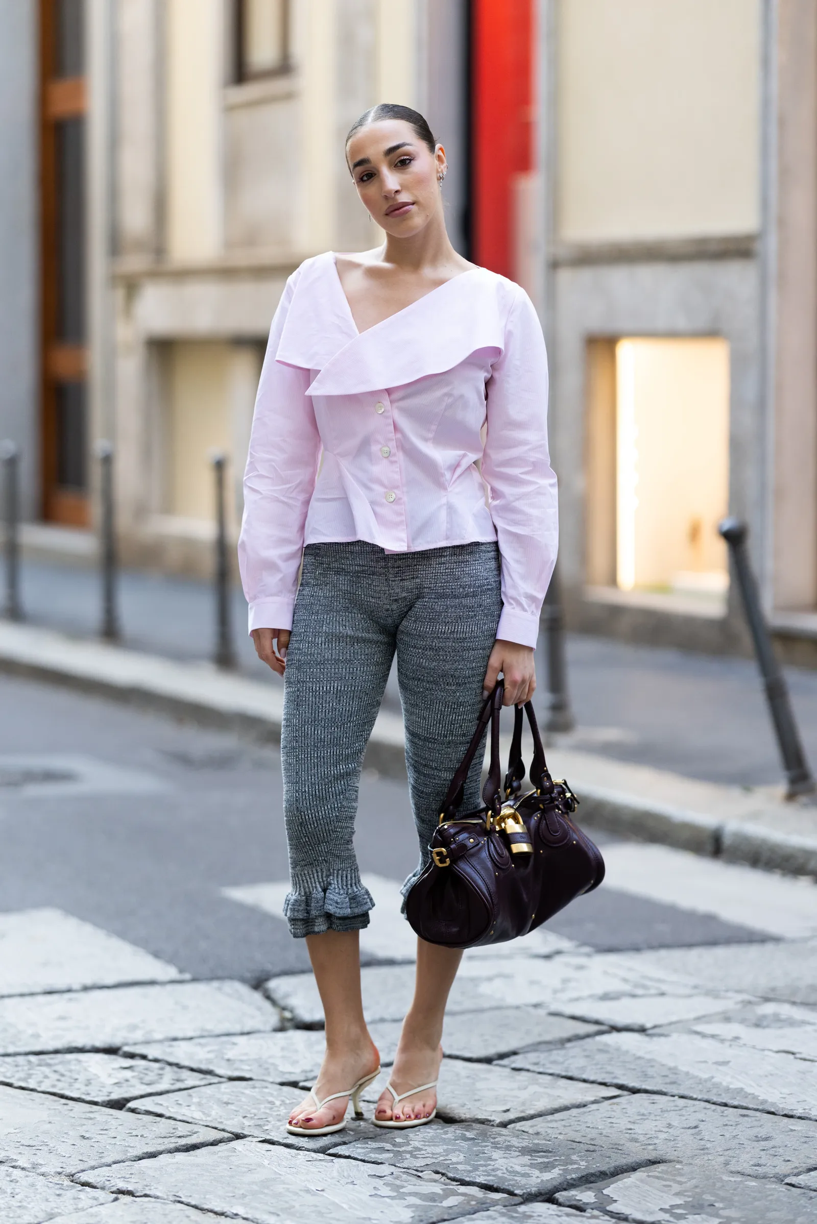 Capri pants phối áo sơ mi và kitten heels