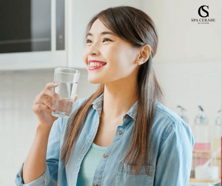Uống đủ nước cho da tươi tắn