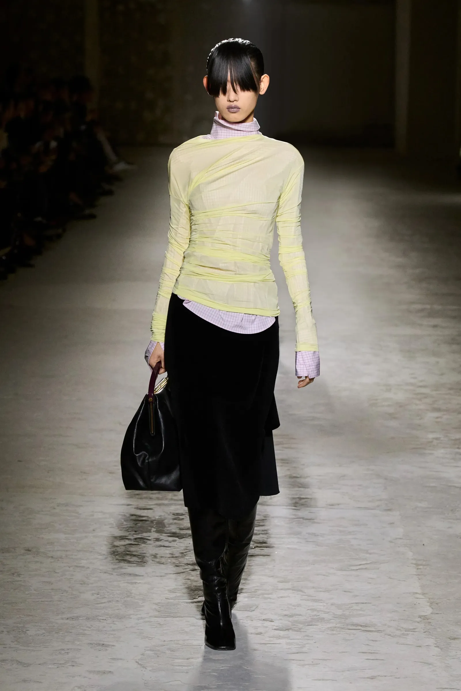 Kỹ thuật layering áo dài tay và sơ mi từ sàn diễn Dries Van Noten