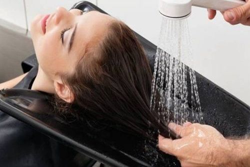 Xả tóc bằng nước lạnh giúp đóng biểu bì và tạo độ bóng