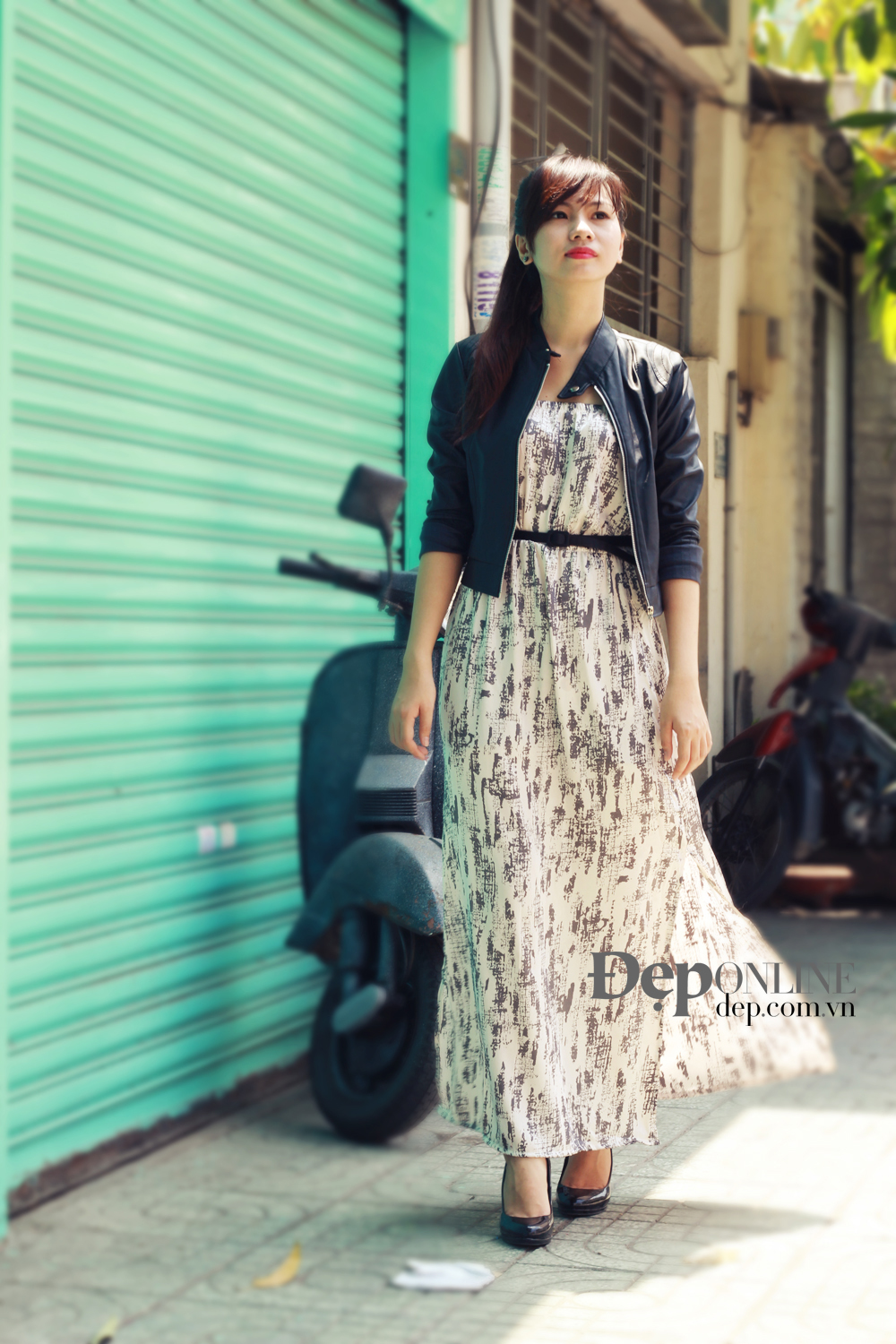 Biến đầm maxi thành trang phục công sở mềm mại với thắt lưng