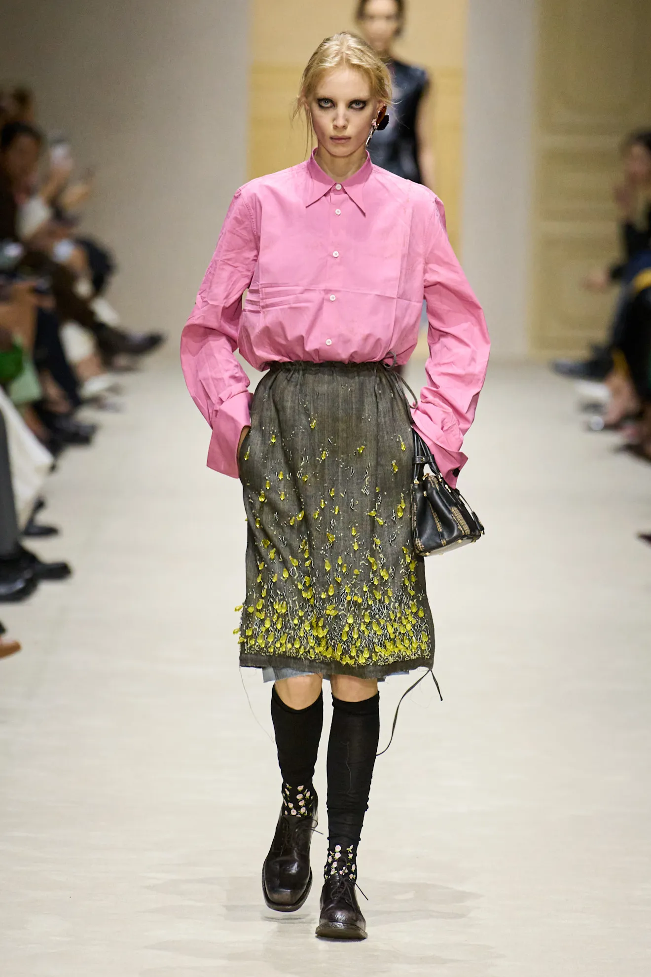 Thiết kế bubble-gum pink trên sàn diễn Prada Thu Đông 2026