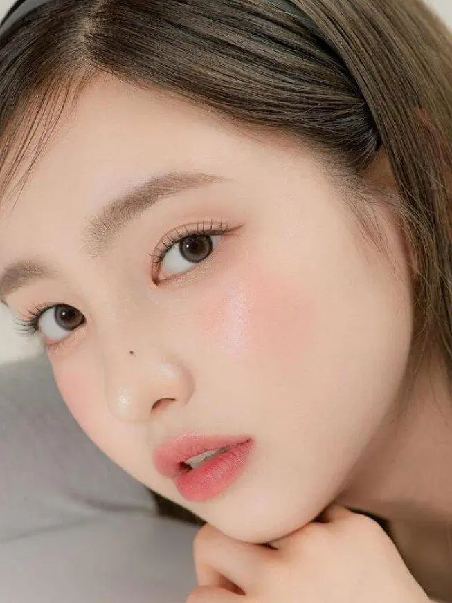 Makeup nhẹ nhàng tone hồng san hô tạo cảm giác tươi sáng và nữ tính
