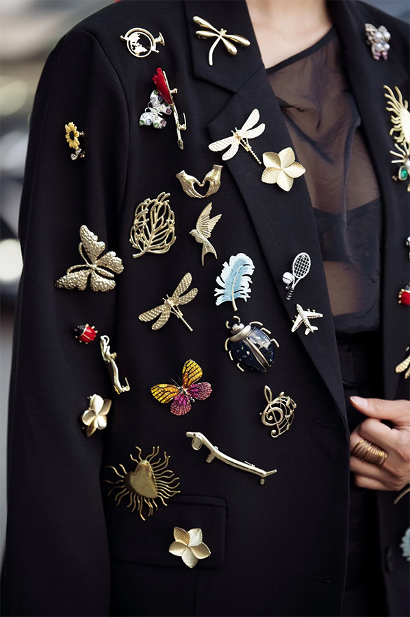 Sự kết hợp hoàn hảo giữa brooch kim loại và chất liệu vải dạ