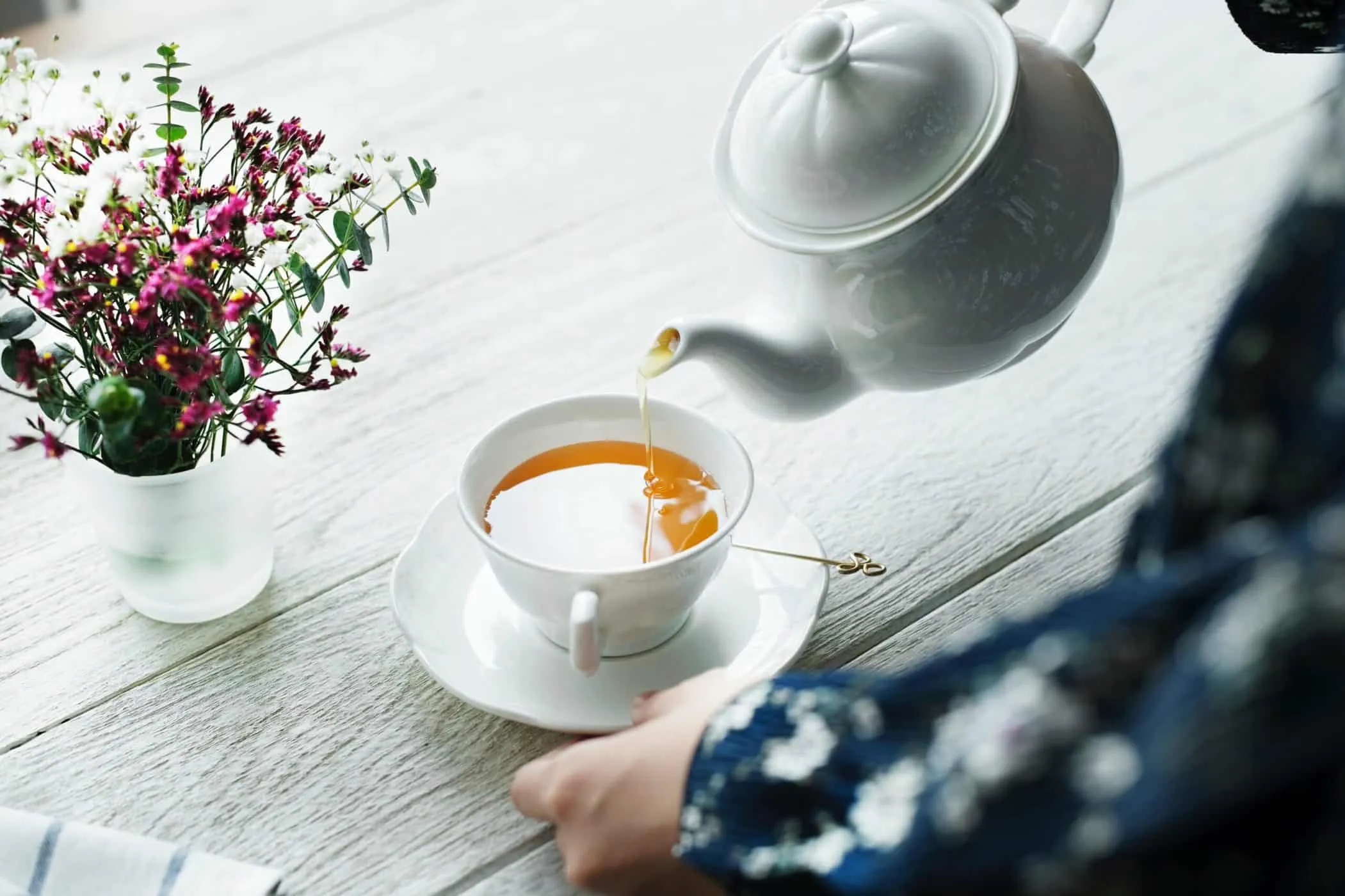 Làm dịu da với trà xanh và đá lạnh