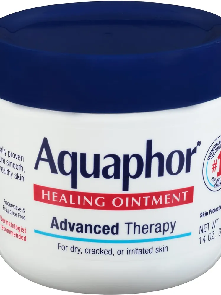 Aquaphor được dùng như lớp khóa ẩm tạo bề mặt da mềm mịn