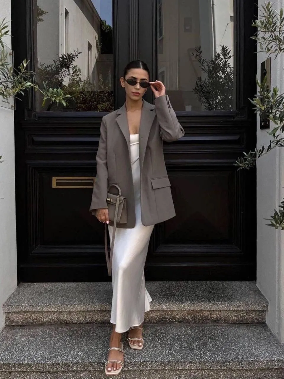 Phối blazer nữ với đầm body quyến rũ và tinh tế