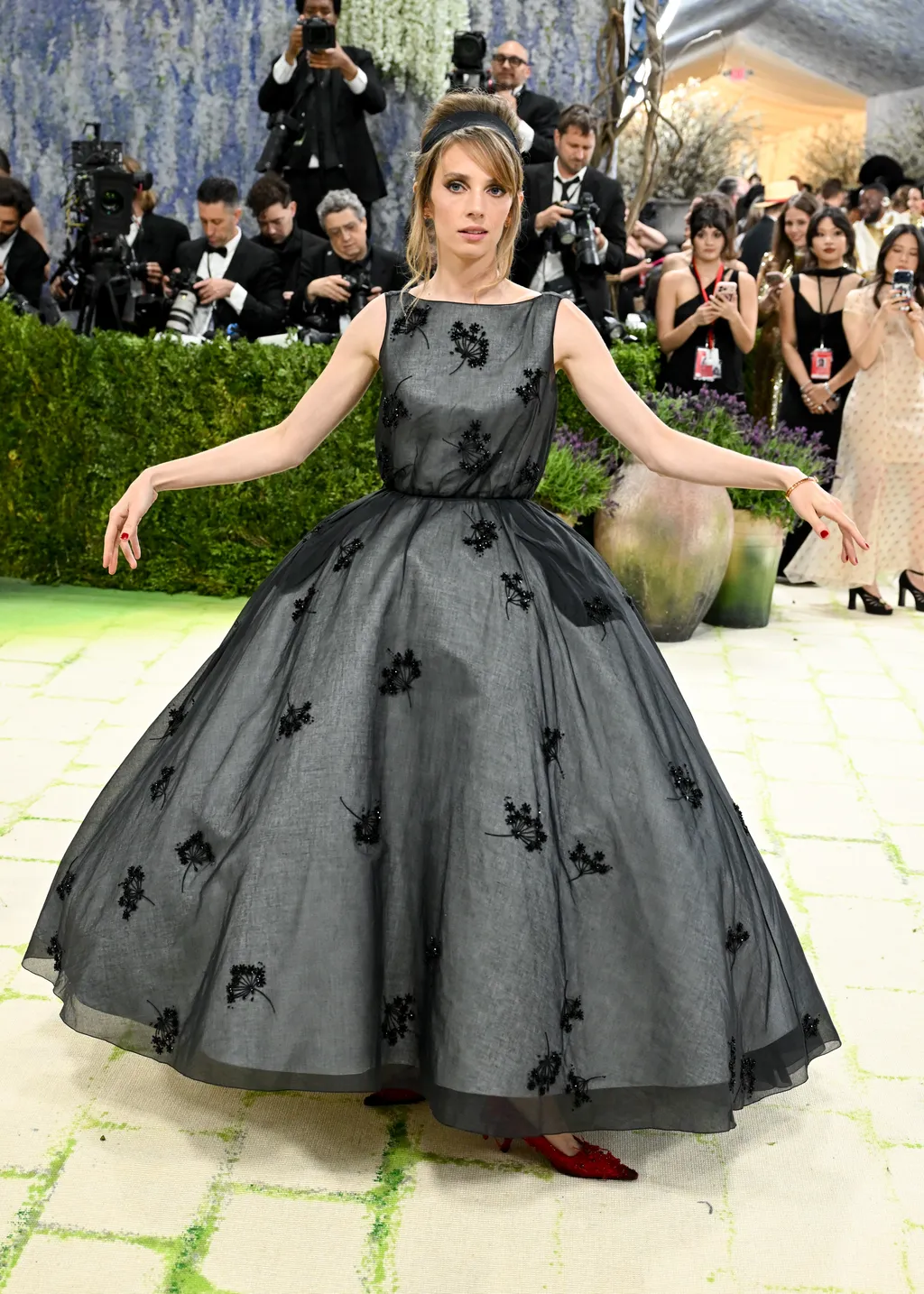 Maya Hawke thanh lịch trong thiết kế lụa đính hoa 3D