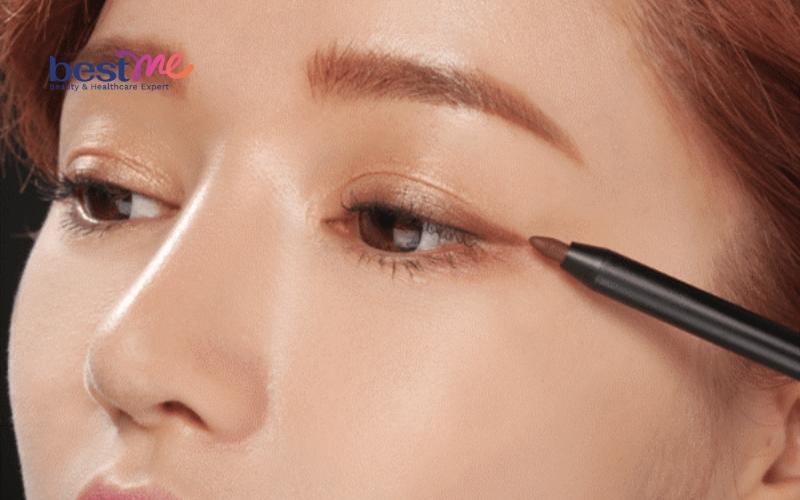 Kẻ eyeliner cho đôi mắt sắc sảo