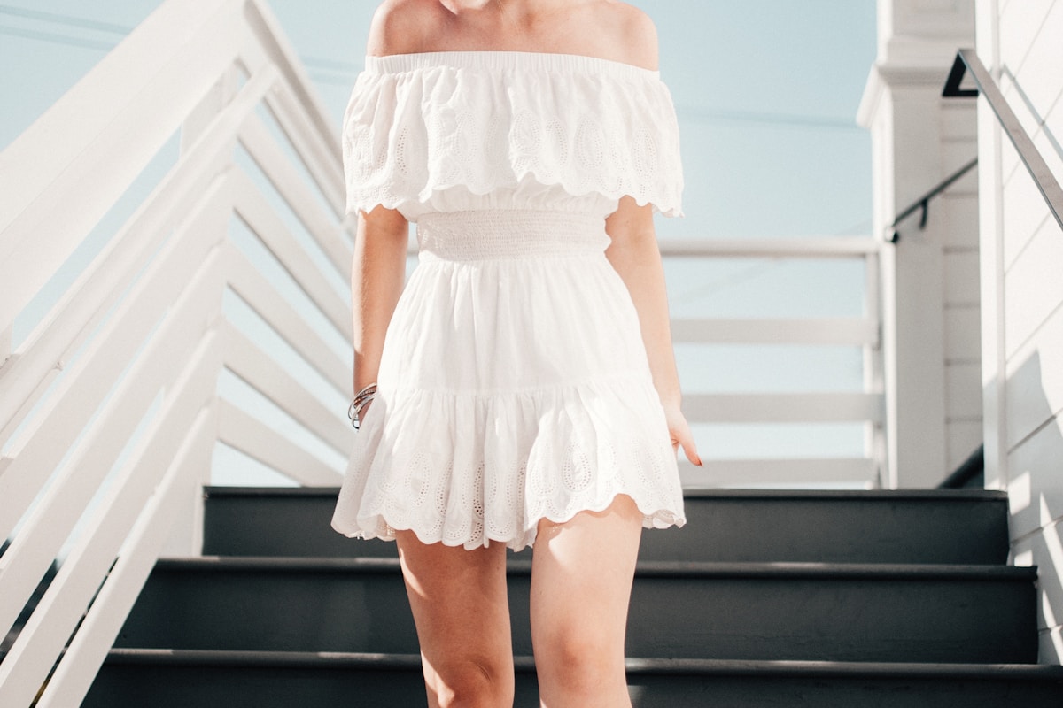 Chiếc đầm đen kinh điển LBD với thiết kế tối giản