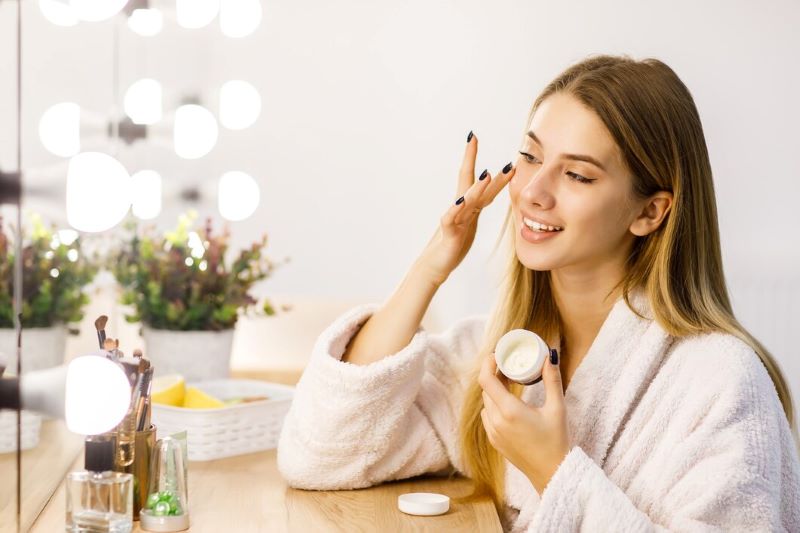 Tự ý điều chỉnh tần suất liều lượng tretinoin có thể làm gia tăng nguy cơ mẩn đỏ, bong tróc và đau rát