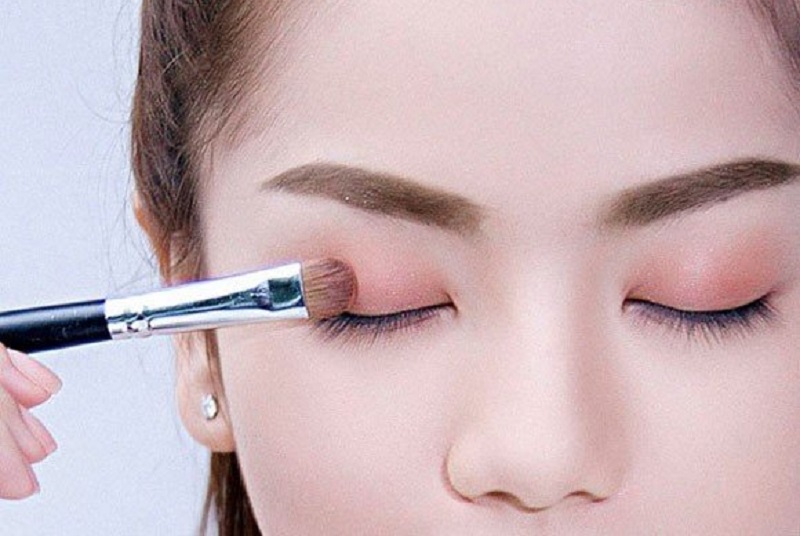 Ánh sáng phản chiếu trên khuôn mặt trang điểm