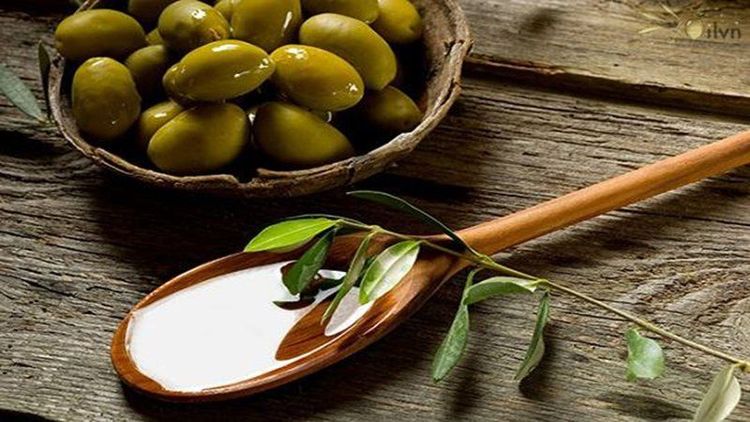 Dầu ô liu giúp cấp ẩm và phục hồi biểu bì tóc