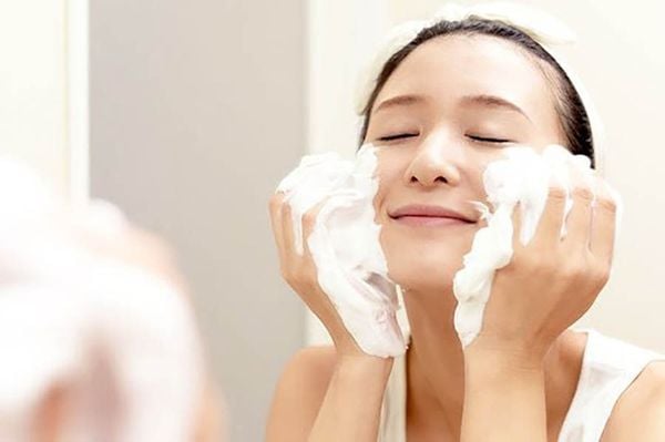 Rửa mặt đúng cách giúp da sạch thoáng mà không làm mất lớp ẩm tự nhiên