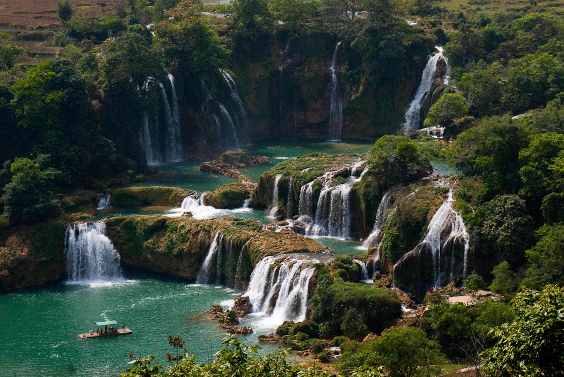 Bức tranh xu hướng áo nữ