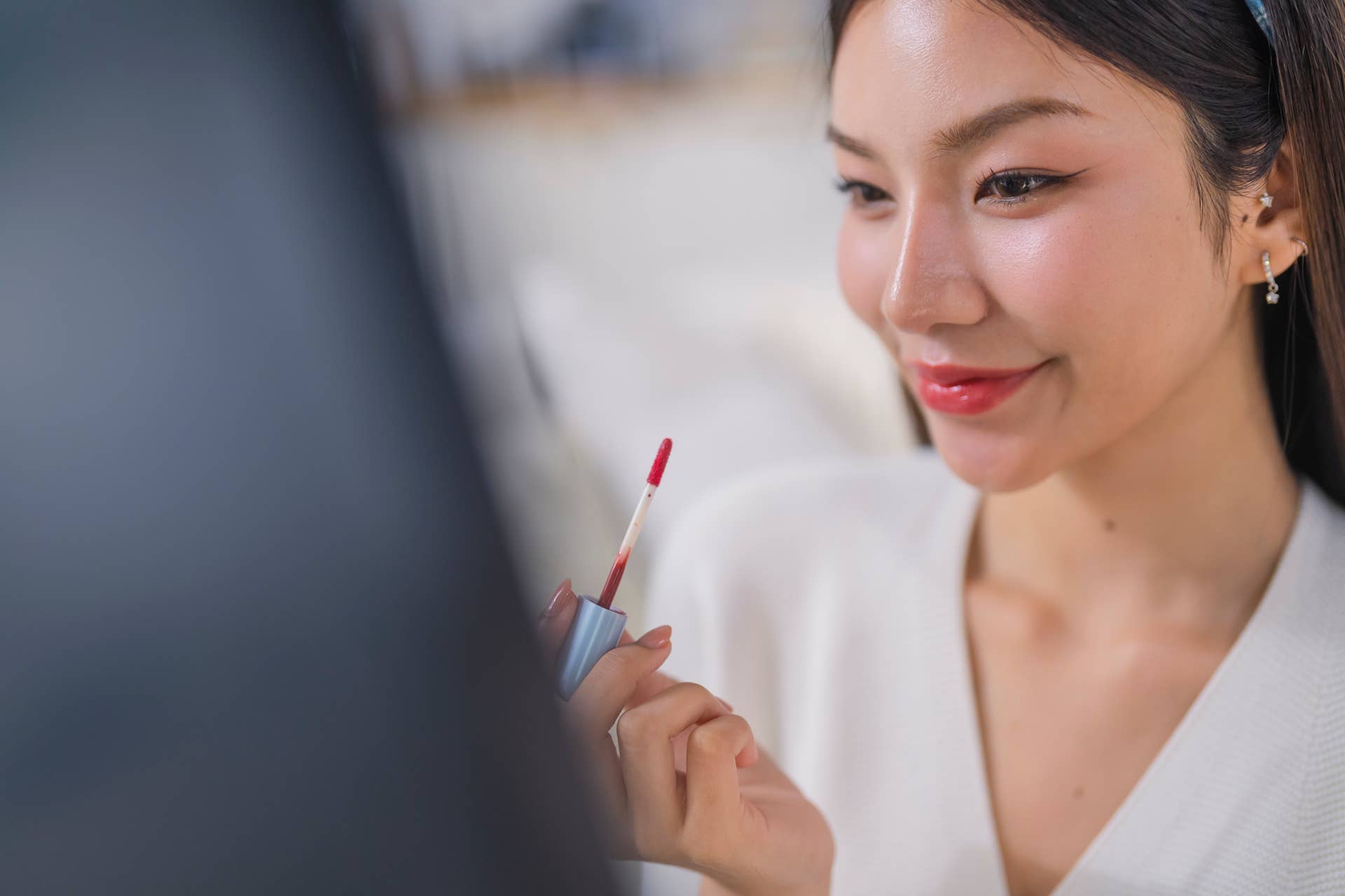 Son môi và xịt khóa trang điểm