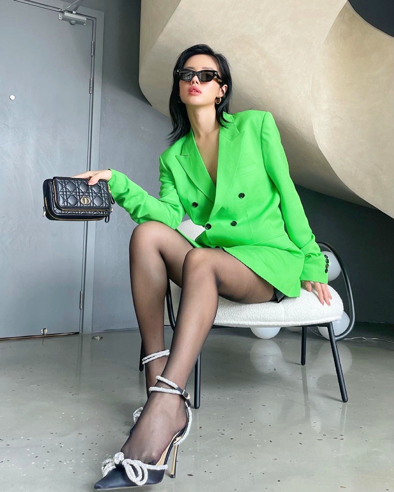 Blazer kiểu giấu quần tạo hiệu ứng mạnh mẽ và quyến rũ