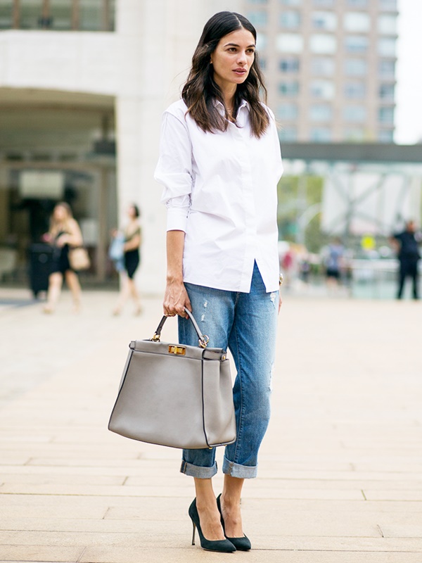 Sơ mi trắng và quần jeans ống đứng mang đậm dấu ấn Parisian chic
