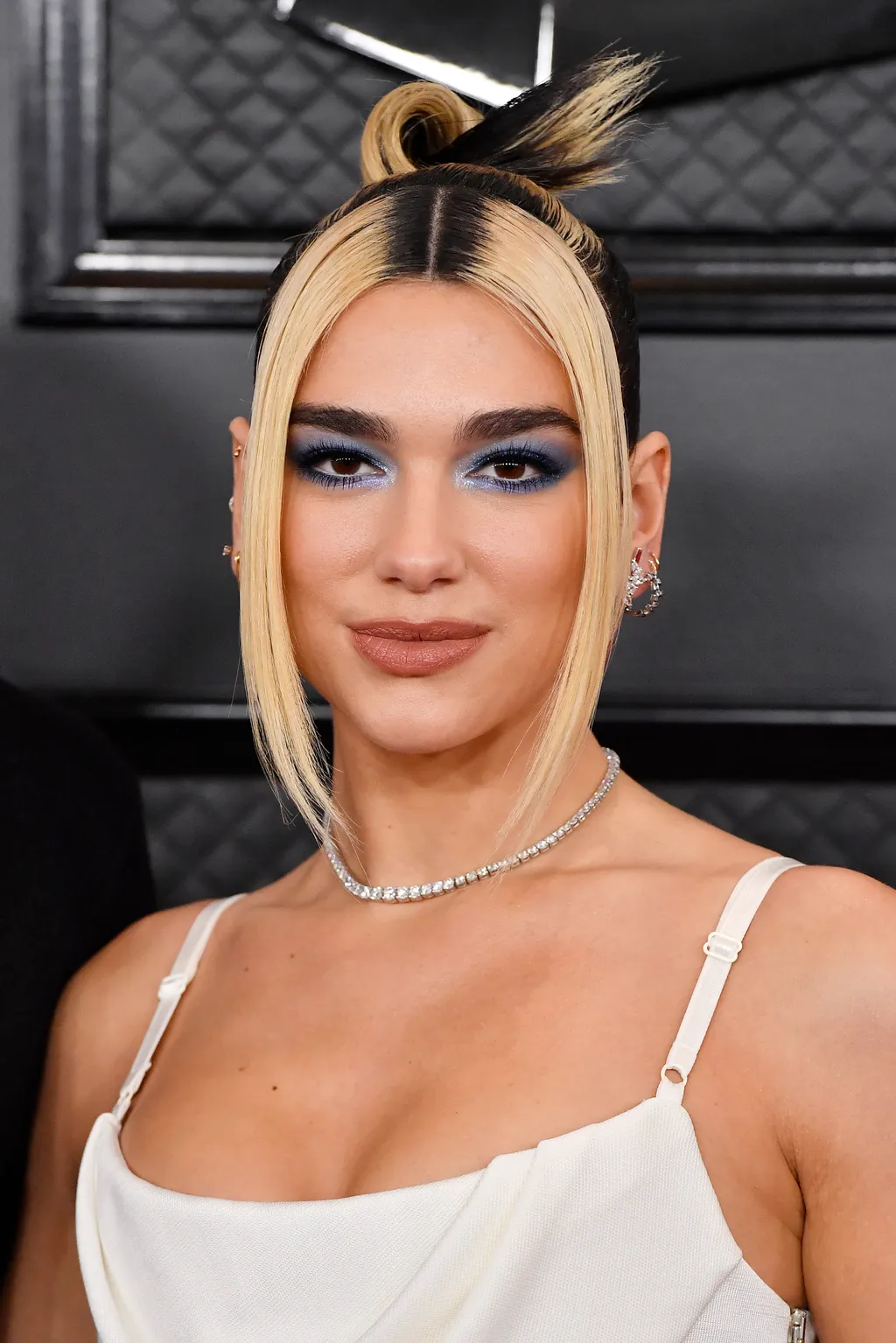 Dua Lipa tại Grammy với tóc được highlight màu vàng sáng năm 2020
