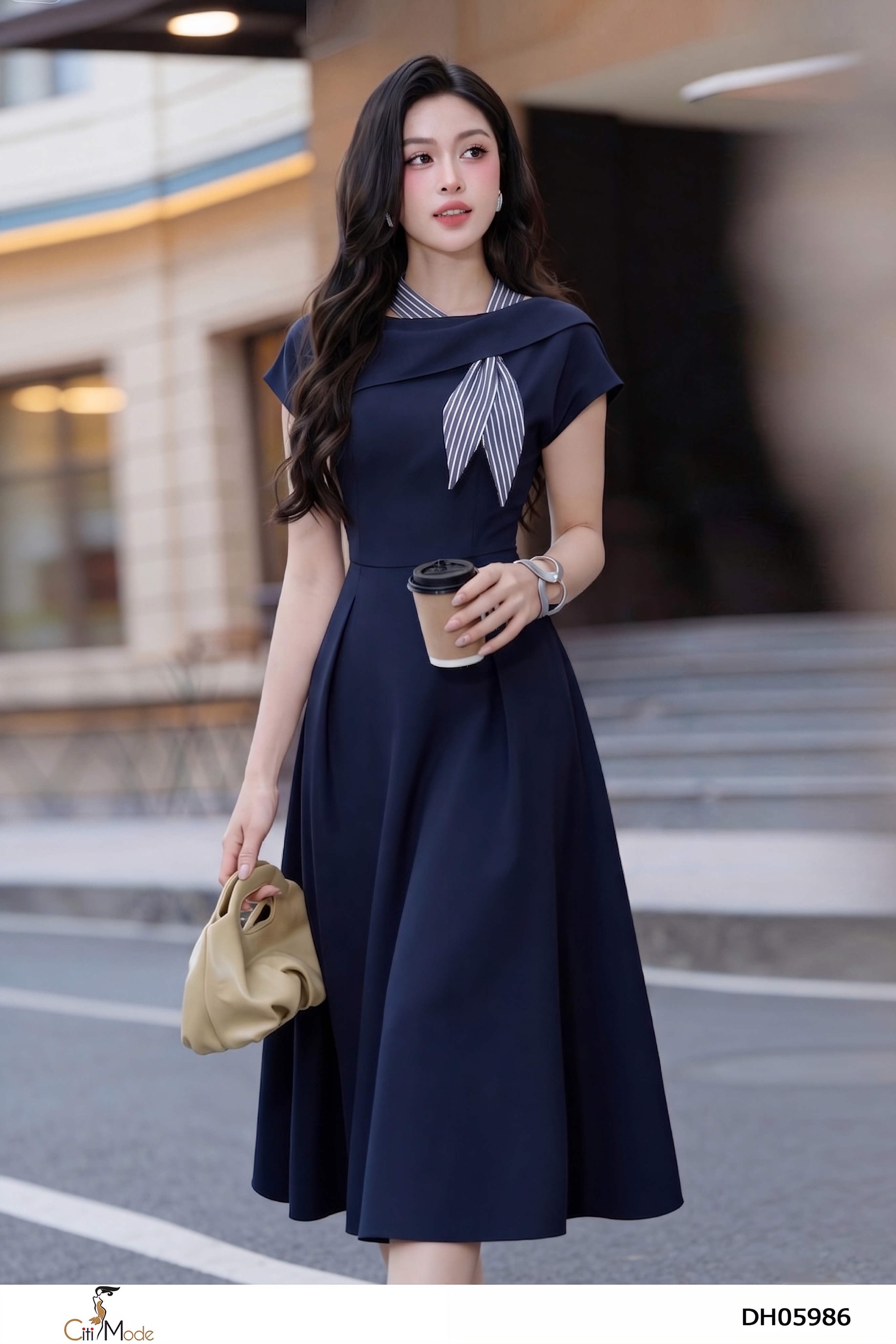 Đầm xèo tím than phối kẻ cổ thuyền sang trọng