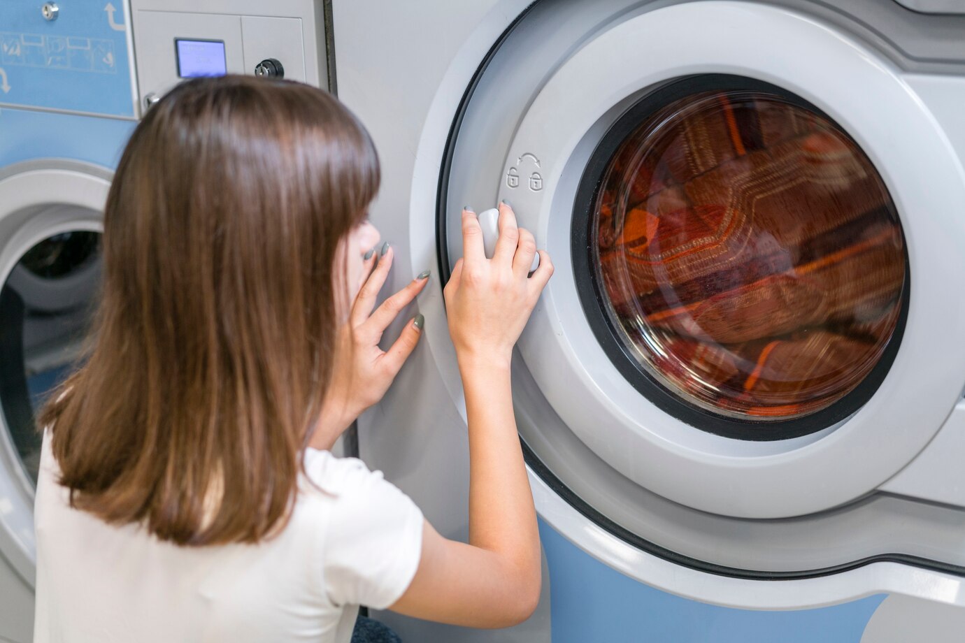 Xử lý vết ố trên áo khoác phao bằng quy trình giặt máy tiêu chuẩn