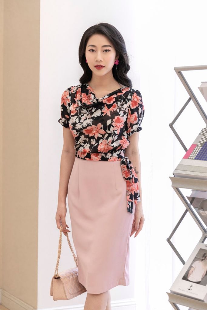 Áo họa tiết phối chân váy nổi bật