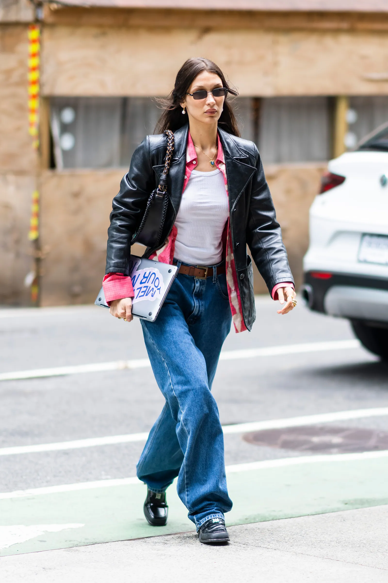 Bella Hadid phối quần jeans baggy với giày mùa hè thanh mảnh, tạo tỷ lệ gọn chân