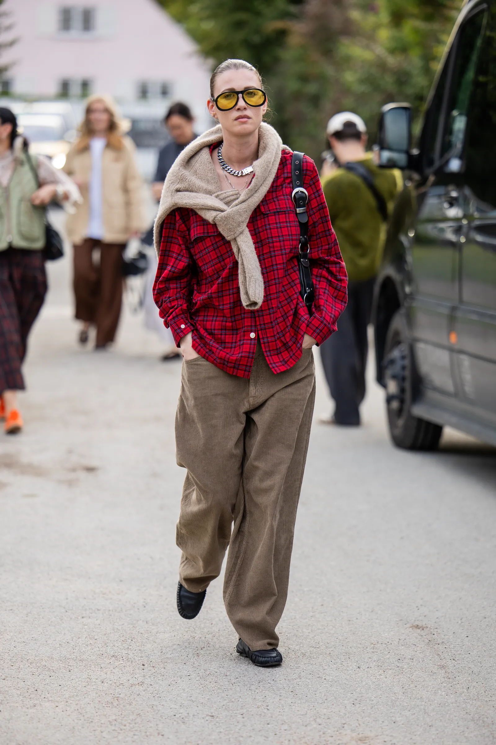 Công thức sơ mi plaid phối quần corduroy mùa thu