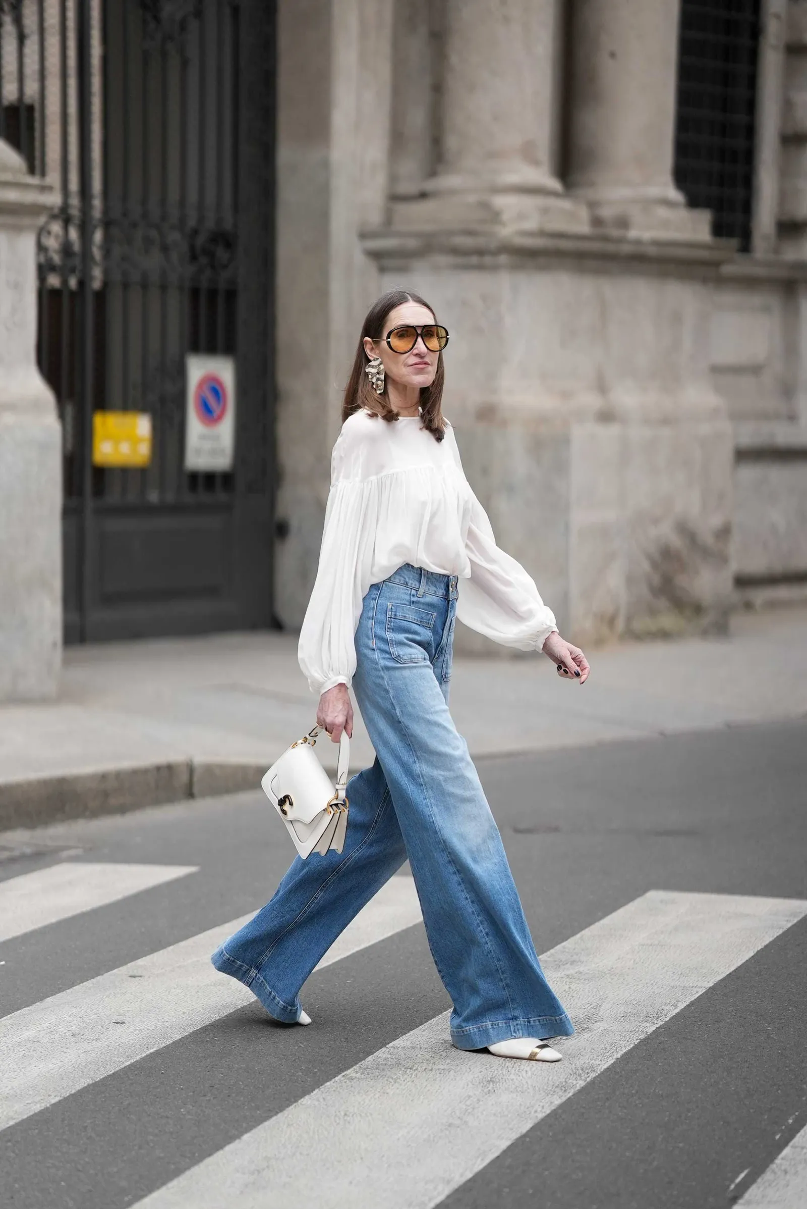 Áo blouse trắng dài phong cách vest kết hợp jeans ống loe và giày mules trong suốt