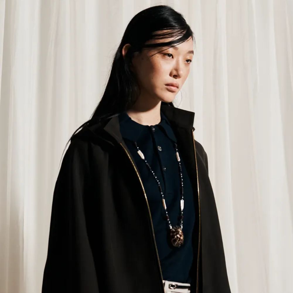 Kiểu tóc ướt bóng mượt vuốt lệch, điểm nhấn trong xu hướng làm đẹp từ New York Fashion Week.