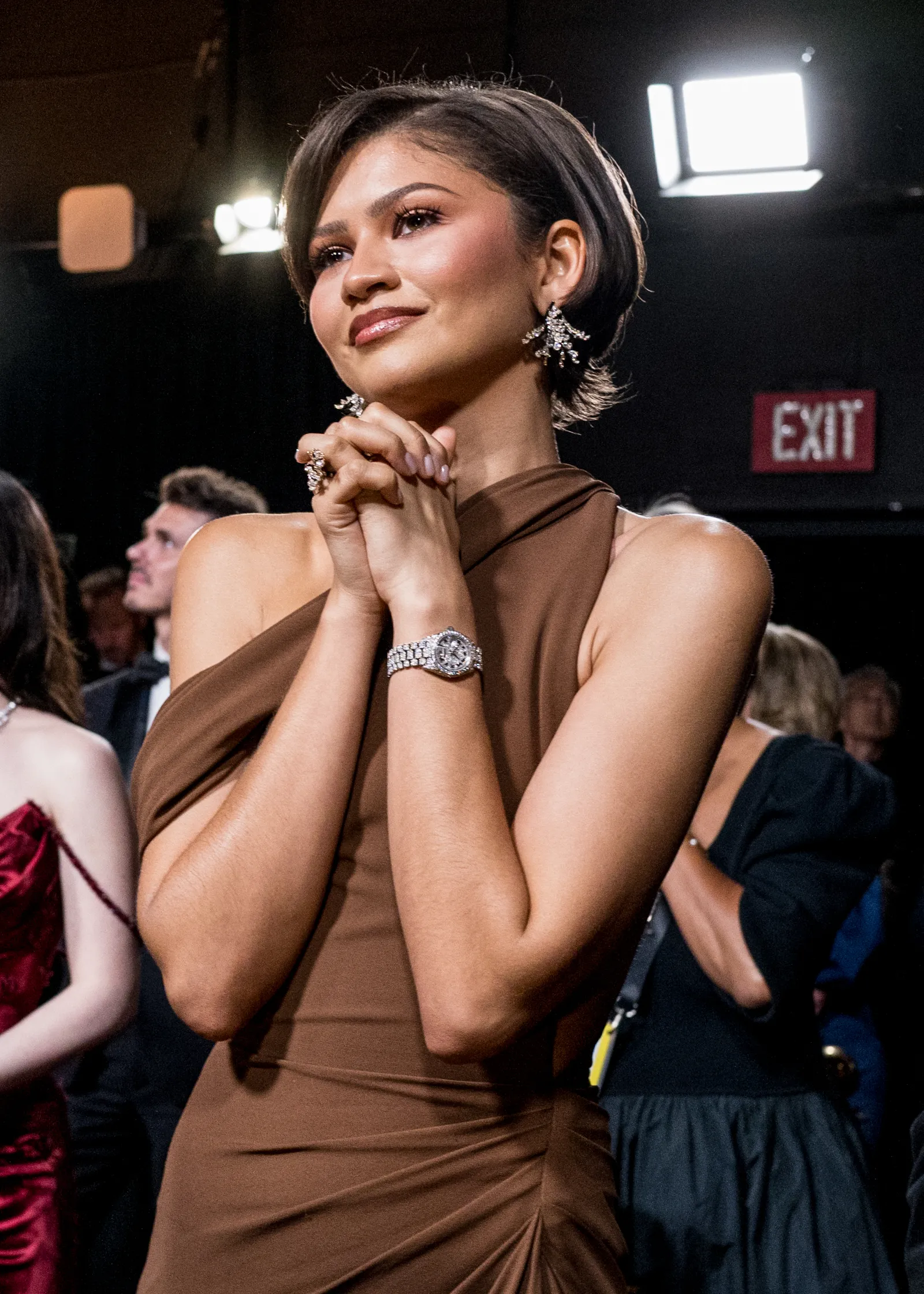 Zendaya với bixie cut rẽ ngôi lệch tại Oscar 2026