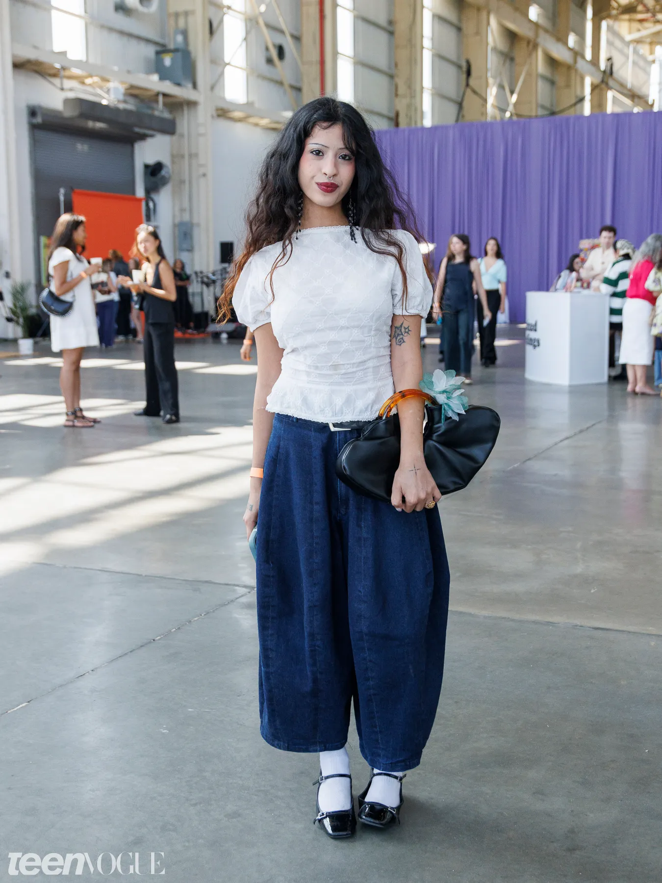 Khách mời Teen Vogue Fest 2026 diện quần barrel jeans và áo tay phồng